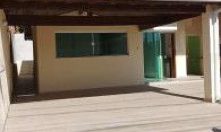 Belíssima casa no Balneário Três Marias, em Peruíbe - lado praia, possui piscina, área gourmet com churrasqueira e lavandeira.