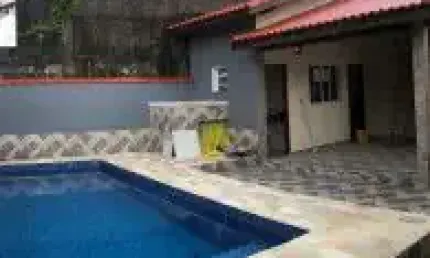 Casa Nova no Jardim Regina, em Itanhaém - lado praia, em rua calçada, possui sala 02 ambientes, gramado na frente, ducha externa, piscina, 01 cômodo externo, área gourmet com churrasqueira