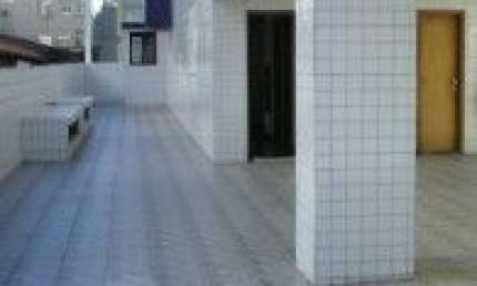 Excelente apartamento localizado no bairro Guilhermina, em Praia Grande - lado praia, possui sacada, salão de festas e de jogos, elevador para deficiente.