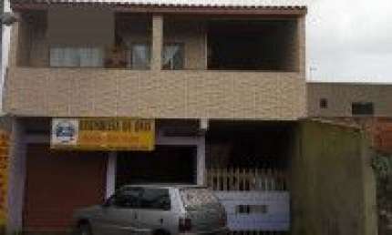 Casa com salão comercial no Jardim Caraminguava, em Peruíbe - lado praia, em rua calçada, possui salão comercial.