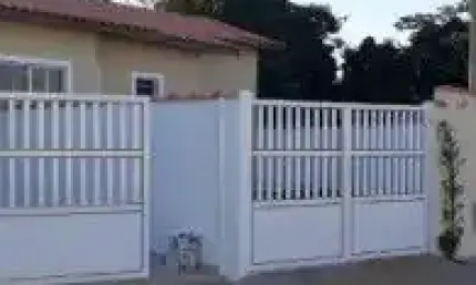 Excelente casa localizada no bairro Cibratel 2, em Itanhaém - lado praia, em rua calçada.