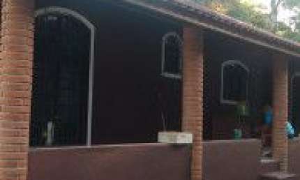 Excelente casa localizada no bairro Estância Santa Cruz, em Peruíbe - Possui espaço para piscina e churrasqueira.