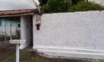 Excelente casa localizada  no jardim caraminguava, em peruíbe - lado praia, em rua asfaltada.