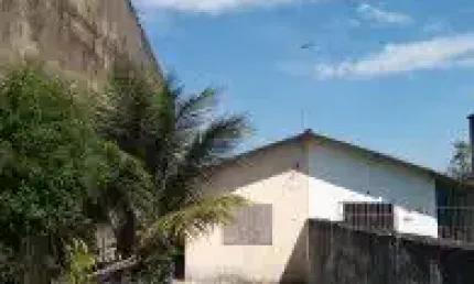Excelente casa localizada no balneário gaivota, em itanhaém - possui lavanderia coberta.