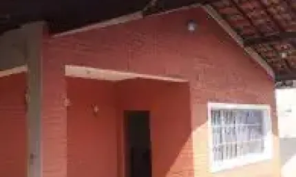 Casa excelente localizada no bairro loty, em itanhaém - lado praia, possui churrasqueira e espaço para piscina.