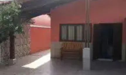 Excelente casa localizada no Jardim das Palmeiras, em Itanhaém - lado praia, à 50 metros do mar.