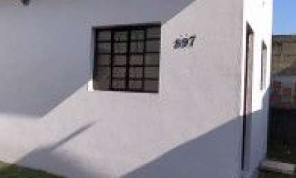 Casa localizada no bairro Balneário Gaivota, em Itanhaém - lado praia, em rua calçada.