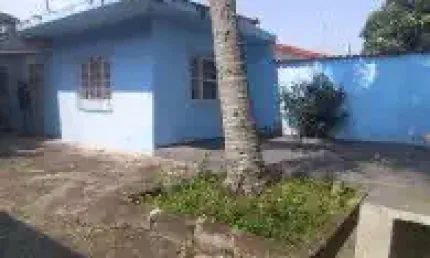 Excelente casa localizada no bairro balneário gaivota, em itanhaém - lado praia, em rua calçada.