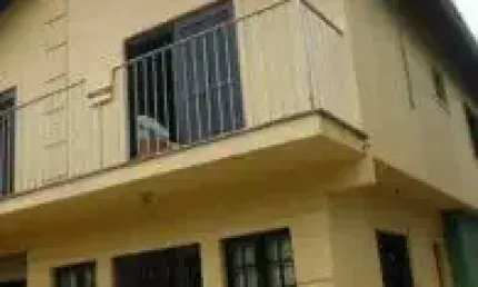 Casa localizada no bairro Santa Cruz, em Itanhaém - lado praia, em rua de terra.
