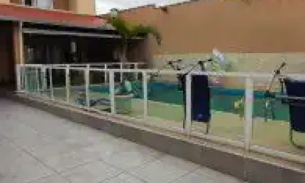 Casa localizada no bairro Jequitibá, em Itanhaém - Possui portão automático, porcelanato, piscina, área gourmet com churrasqueira, fogão mineiro e edícula.