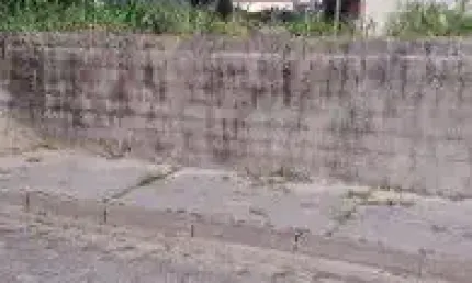 Terreno de esquina localizado no balneário tupy, em itanhaém- lado praia em rua calçada.