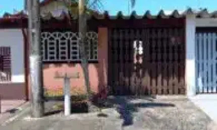 Casa no bairro campo elísios, em itanhaém - ficando lado praia, em rua calçada.
