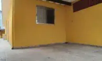 Ótima casa no Balneário Gaivota em Itanhaém - lado praia, em rua calçada. Possui lavanderia coberta, poço semi-artesiano e churrasqueira .