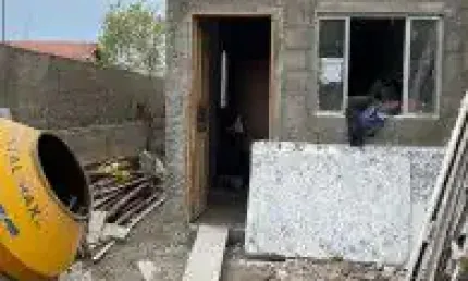 Casa no bairro jardim das palmeiras em itanhaém - localizada lado praia, em rua calçada, possui espaço para piscina.
