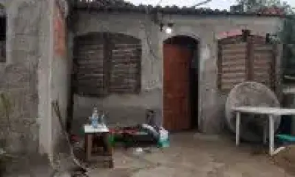 Casa localizada no bairro palmeiras 2 em itanhaém - lado serra à 50 metros da rodovia em rua de terra