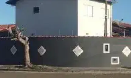 Casa no Jardim Grandesp em Itanhaém, localizado lado praia, em rua calçada.