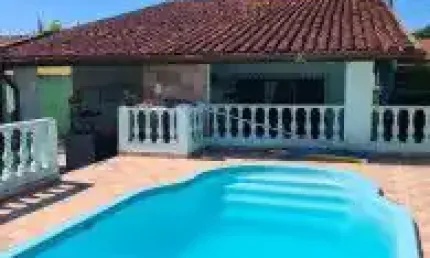 Excelente casa no Jardim das Palmeiras em Itanhaém, lado praia em rua calçada - Possui edícula, área de lazer com churrasqueira, piscina e lavanderia.