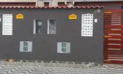 Excelente casa no bairro Savoy em Itanhaém, localizado lado serra em rua calçada. Possui churrasqueira, ducha de praia e piscina.