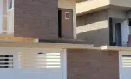 Ótima casa no bairro Bopiranga em Itanhaém, localizado lado praia em rua calçada. Possui piscina e churrasqueira.