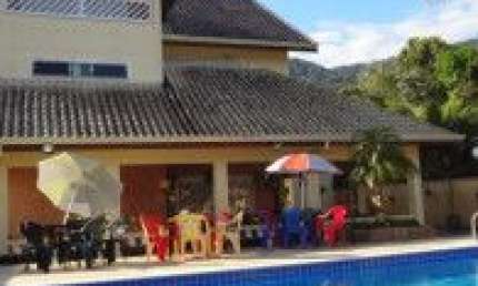 Excelente casa no Balneário Guaraú, em Peruíbe, lado praia em rua calçada.