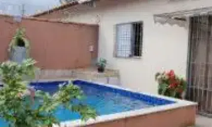 Excelente casa localizada no bairro São João em Itanhaém, lado praia em rua de terra.