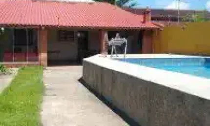 Ótima casa no bairro Balneário Gaivota, em Itanhaém - lado praia em rua calçada.