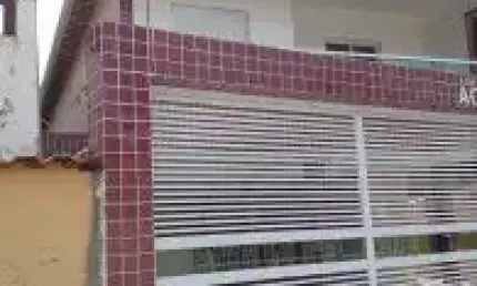 Ótima casa no bairro Aviação em Praia Grande - localizado lado praia em rua calçada.