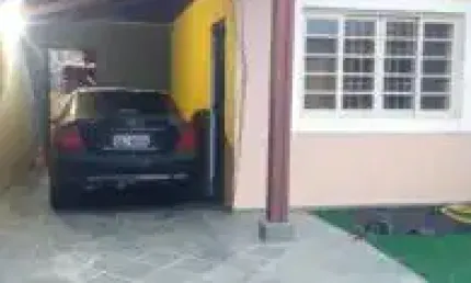 Ótima casa no Vila Oceanopólis, em Mongaguá - ficando lado praia em rua calçada.
