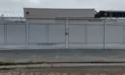 Excelente casa em condomínio no bairro umuarama, em itanhaém - lado serra em rua calçada.