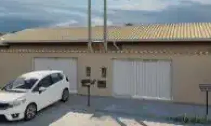 Casa no jardim jamaica em itanhaém, ficando lado praia em rua de terra.