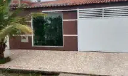Ótima casa no bairro Nova Peruíbe, em Peruíbe - lado praia em rua calçada.