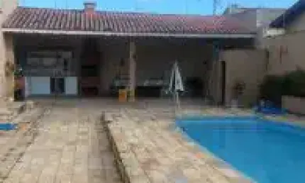 Ótima casa no Balneário Beatriz em Itanhaém - lado praia em rua calçada.