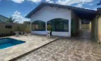 Ótima casa localizada no bairro cibratel 2, em itanhaém - ficando lado praia em rua de calçada.