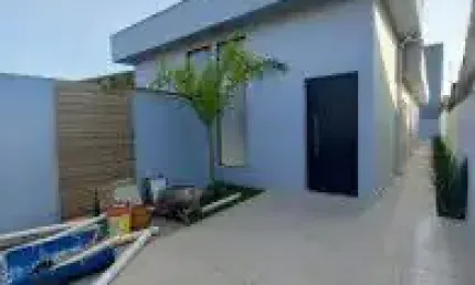 Excelente casa no bairro São Fernando, em Itanhaém - localizada lado praia em rua calçada.