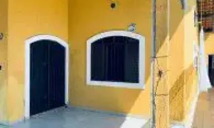 Excelente casa no bairro Jardim das Palmeiras, em Itanhaém - localizada lado praia frente ao mar, em rua calçada.