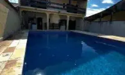 Excelente casa no bairro balneário gaivota em itanhaém - lado praia em rua calçada.