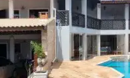 Lindo sobrado no bairro Jardim Corumbá em Itanhaém - lado praia em rua calçada.