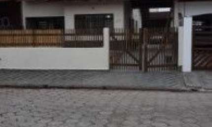 Excelente casa no Balneário Três Marias, em Peruíbe - lado praia, em rua calçada.