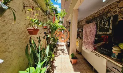 Casa sobrado á venda em santos com 03 suítes e quintal