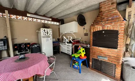 Casa sobreposta baixa com quintal com 3 quartos no Marapé em Santos-SP