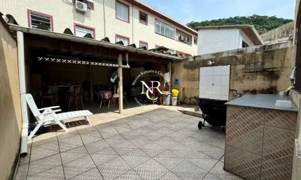 Casa sobreposta baixa com quintal com 3 quartos no marapé em santos-sp