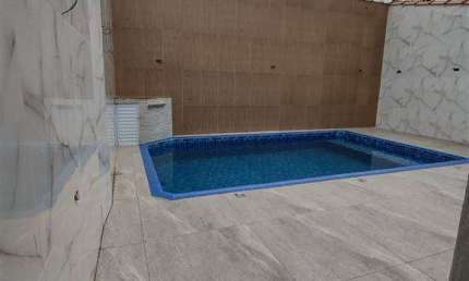 Casa na Praia Grande,com piscina 2 quartos sendo 1 suite 3 garagem
