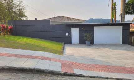 Casa com piscina a venda no bairro Ceará em Criciúma.