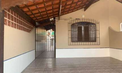 CASA À VENDA NA OCIAN - 2 DORMITÓRIOS, ÁREA GOURMET E GARAGEM PARA 2 CARROS