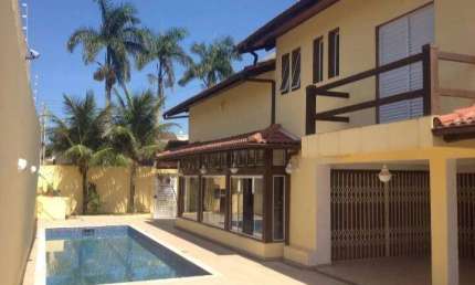 Casa no Guarujá com 05 dormitórios sendo 03 suítes, 450m² total.