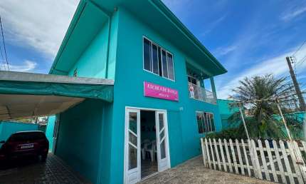 Residência à venda no bairro Guanabara, ideal para investidores ou famílias em busca de um imóvel amplo e versátil.