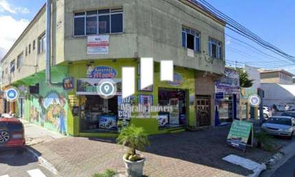 Prédio comercial na Av Kennedy com vários comércios já com renda de aluguéis.