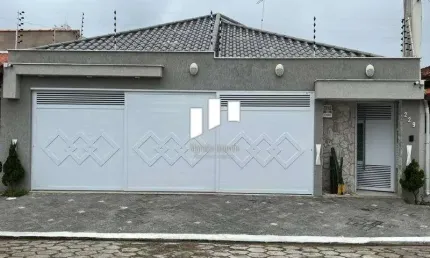 Casa alto padrão com 3 suítes e piscina em Praia Grande SP.