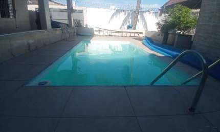 Casa com piscina e edícula na Guilhermina em Praia Grande SP.