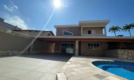 Casa com piscina alto padrão no Florida em Praia Grande.
